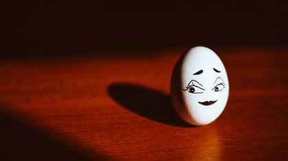 Российский врач опроверг миф о положительном влиянии сырых яиц на голос 