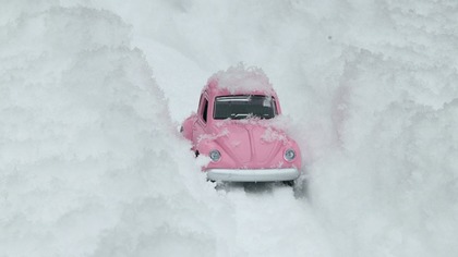 Как снег на голову: работник очищал крышу прямиком на припаркованную машину кузбассовца