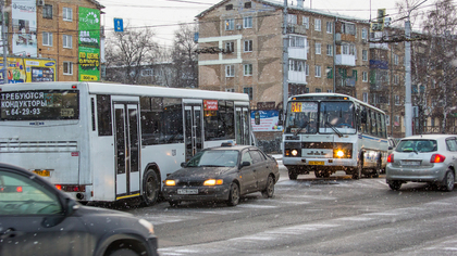 Водитель кемеровского автобуса высадила пассажиров на полпути