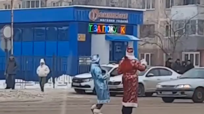 Дед Мороз и Снегурочка устроили зажигательные танцы на дороге в кузбасском городе