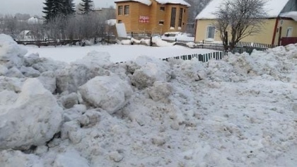 Жители Топков пожаловались на сломанный грейдером забор