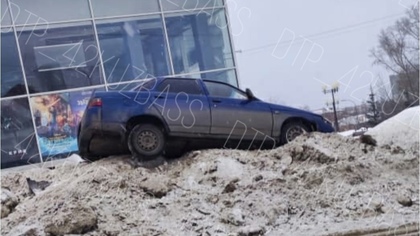 Автомобиль врезался в сугроб в кузбасском городе
