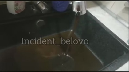 Жители кузбасского города пожаловались на коричневую воду из-под крана