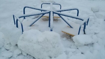 Кемеровчане пожаловались на засыпанную снегом детскую площадку