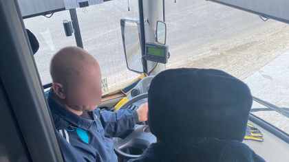 Разговаривавший по телефону водитель автобуса в Кемерове получил штраф