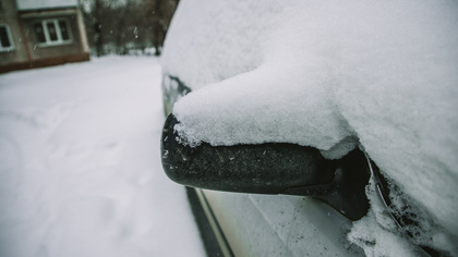 Житель Подмосковья из мести забаррикадировал снегом машину соседа