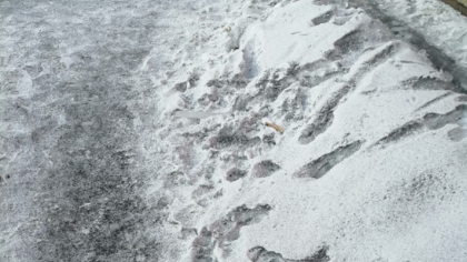 "Чем мы дышим?": жительница Кузбасса пришла в шок от черного снега на улицах