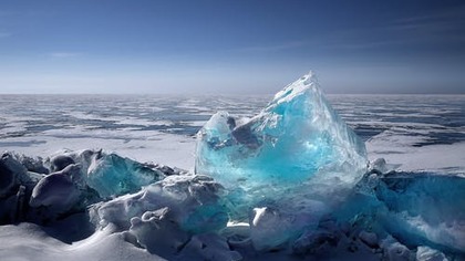 Более 50 сахалинских рыбаков унесло на льдине в море