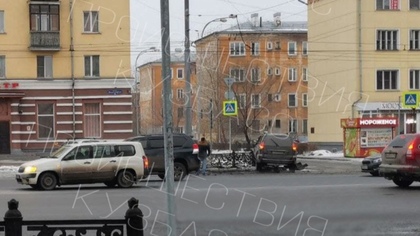 Автомобиль протаранил ограждение в Новокузнецке