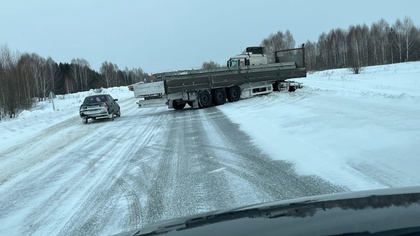 Грузовик с прицепом перекрыл часть кузбасской трассы