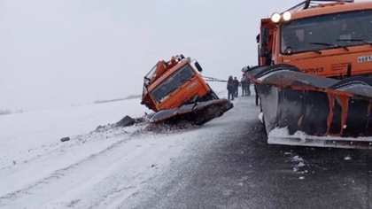 Снегоуборочная машина слетела в кювет на кузбасской трассе