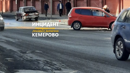 Легковушки жестко столкнулись в Кемерове