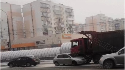 Грузовик столкнулся с легковушкой в Новокузнецке