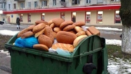 Жители Подмосковья пришли в ужас от заполненной хлебом помойки