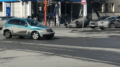 Машина перевернулась во время ДТП в центре Кемерова