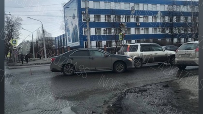 Авария в Новокузнецке затруднила движение на перекрестке