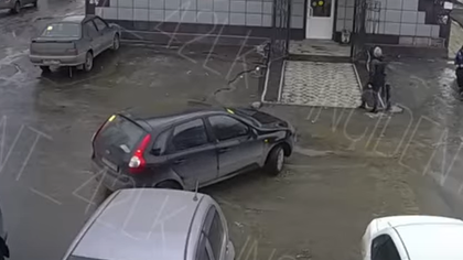 Столкновение иномарок на парковке в Кузбассе попало на видео