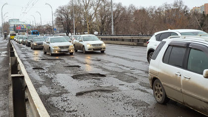 Утренняя пробка из-за плохого состояния дороги возникла в центре Кемерова