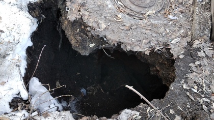 Кемеровчане пожаловались на огромную яму рядом с колодцем