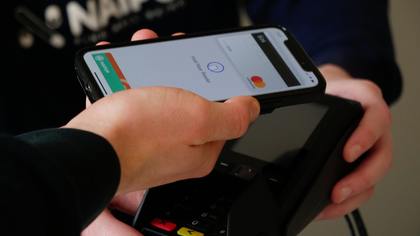 Россияне нашли способ восстановить работу банковских карт через Apple Pay 