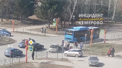Соцсети: автомобиль сбил ребенка на перекрестке в Кемерове