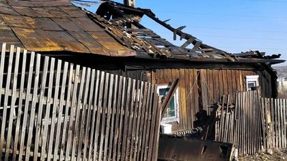 Частный дом сгорел в кузбасском городе из-за оставленного костра
