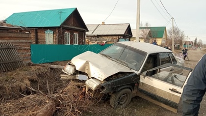 Легковушка протаранила столб в кузбасском городе