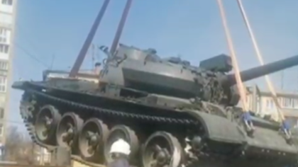 Рабочие увезли танк из кемеровского парка