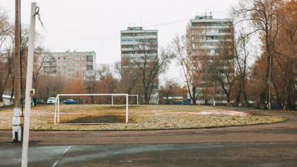 Железные футбольные ворота рухнули на ребенка в Подмосковье