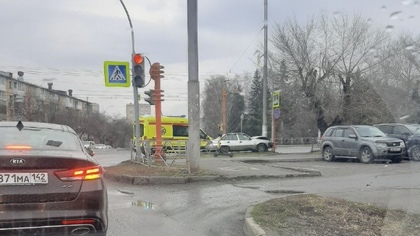 Иномарка влетела в светофор у кемеровского парка