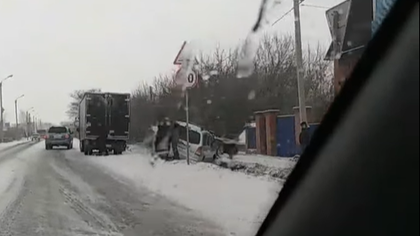 Машина улетела в кювет после ДТП в кузбасском городе