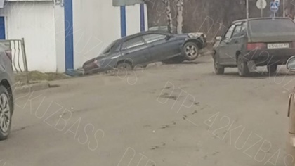 Легковой автомобиль слетел в кювет в кузбасском городе