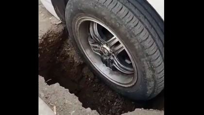 Иномарка провалилась в яму на одной из улиц Красноярска