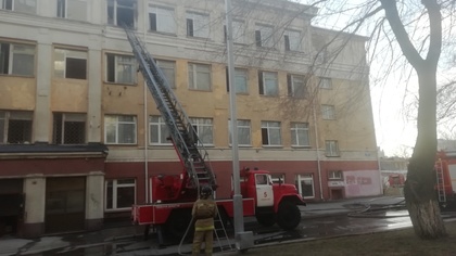 Очевидцы поделились новыми кадрами с места пожара в центре Кемерова