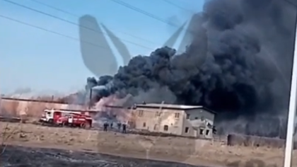 Кузбассовцы сняли на видео крупный пожар в промзоне