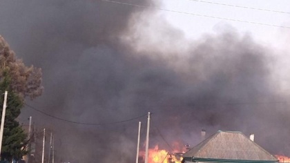 Огонь охватил частные дома в кузбасском пгт