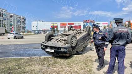 Автомобиль перевернулся около ТЦ в кузбасском городе