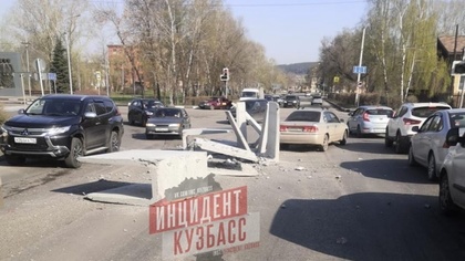 Упавший на дорогу бетонный груз частично перекрыл улицу в Новокузнецке 