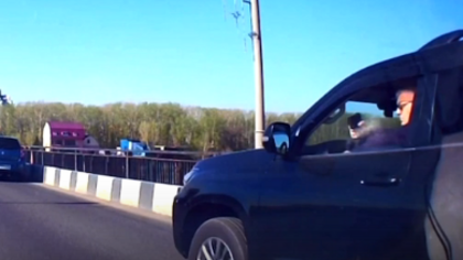 Водитель иномарки начал угрожать новокузнечанке пистолетом после конфликта на дороге