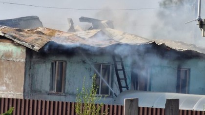 Жилые квартиры загорелись в деревне под Кемеровом