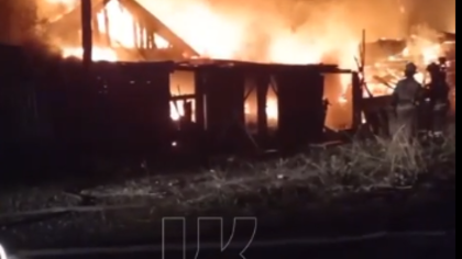 "Сгорело два дома": серьезный пожар произошел ночью в Новокузнецке
