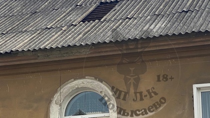 Соцсети: разрушающаяся крыша дома в Ленинске-Кузнецком напугала местных жителей