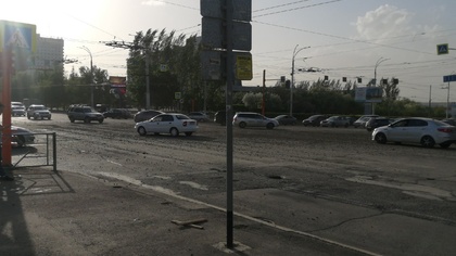 Соцсети: напор воды разорвал асфальт на перекрестке в Кемерове