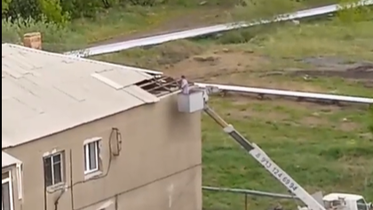 Соцсети: ураганный ветер сорвал часть крыши в кузбасском городе