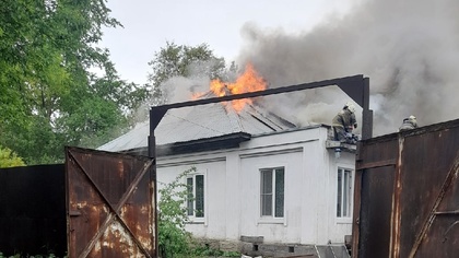 Очевидцы сняли на видео горящий дом в кузбасском городе