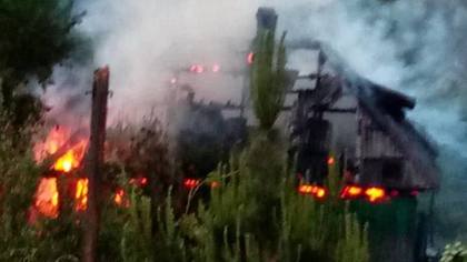 Спасли бабушку: дом сгорел дотла в кузбасском городе