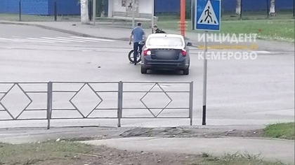 Мотоциклист столкнулся с автомобилем на перекрестке в Кемерове
