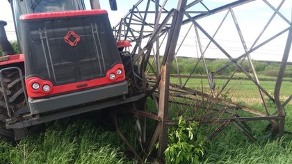 Трактор снес опору ЛЭП в Новокузнецком районе