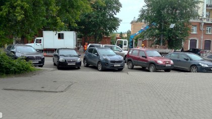 Кемеровские автомобилисты блокировали проезд во двор ради шоппинга