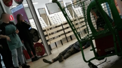 Соцсети: буйный кузбассовец в супермаркете отправил девушку в нокаут